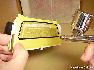 タミヤ ハイラックス・ハイリフト製作記 ～ リヤガラスの淵をつや消しブラックでエアブラシ塗装